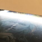 Œuvre d'art posée sur le plateau du scanner grand format StudioScan lors de la numérisation sans contact