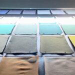 Mise en place d'échantillons de matières sur le scanner pour la capture des couleurs et textures