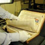 Manipulation gantée d'un document avant numérisation pour les services d'archives